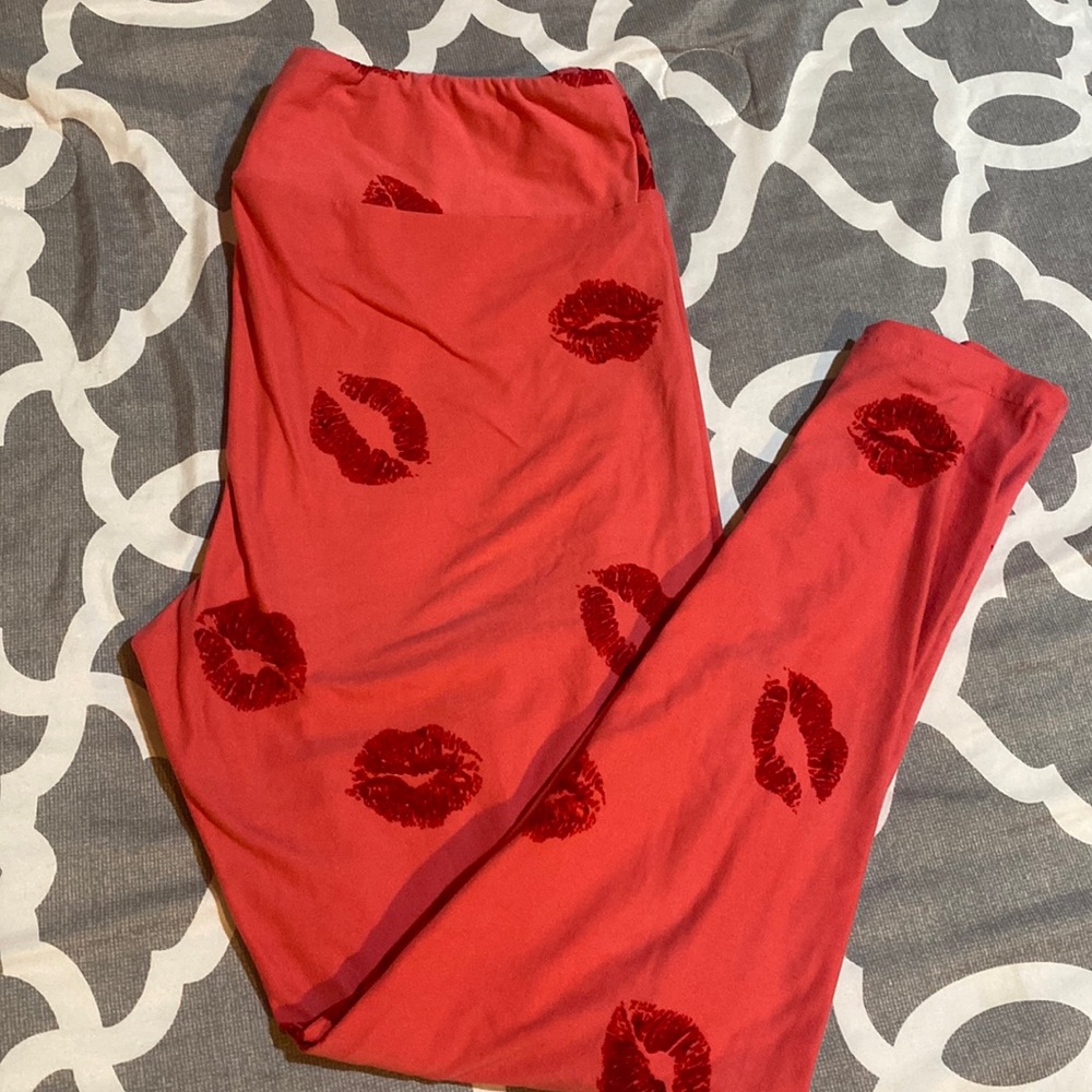 Lularoe kissy lips Tall and Curvy leggings